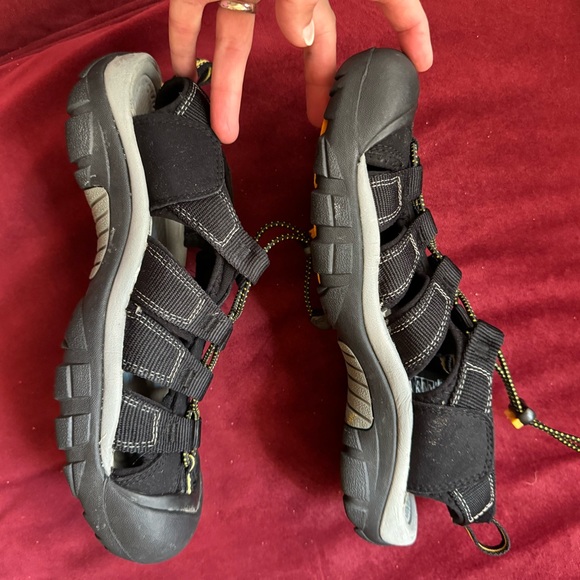 Black Keens Size 9 - worn once! - Picture 4 of 7